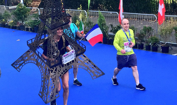 70 tuổi chạy marathon trong bộ quần áo đặc biệt