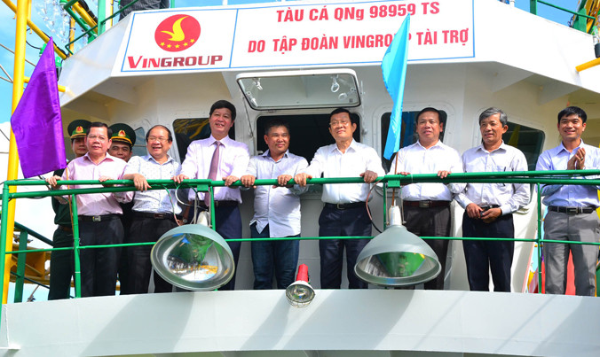 Nguyên Chủ tịch nước Trương Tấn Sang (thứ 4 từ phải qua) chứng kiến bàn giao tàu vỏ thép cho ngư dân Huỳnh Thạch.