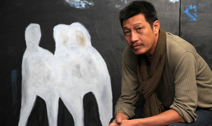 Hà Trí Hiếu bên tác phẩm đang thực hiện. Ảnh: N.M.Hà.