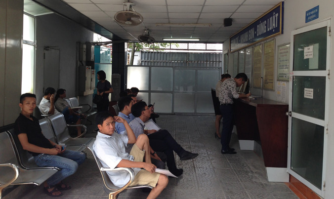 Vì đặt ra quy định chậm đổi GPLX phải thi lại lý thuyết đã tạo áp lực lớn đến người đổi GPLX (ảnh chụp tại điểm đổi GPLX tại Tổng cục Đường bộ).