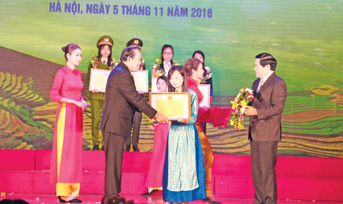 Ủy viên Bộ Chính trị, Phó Thủ tướng Thường trực Trương Hòa Bình; Ủy viên T.Ư Đảng, Chủ tịch Hội đồng Dân tộc của Quốc hội Hà Ngọc Chiến trao Bằng khen và vòng hoa cho các sinh viên DTTS xuất sắc. Ảnh: Quang Lộc.