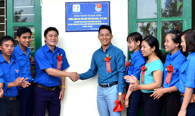 Nguyễn Xuân Hùng (người đeo kính) tại lễ khánh thành và bàn giao trường mầm non phân hiệu Bản Giàng (xã Pa Cheo, Bát Xát, Lào Cai).