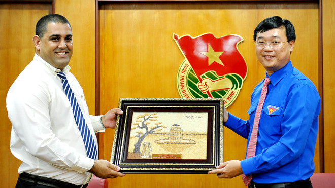 Bí thư thứ nhất T.Ư Đoàn TNCS Hồ Chí Minh Lê Quốc Phong tặng quà lưu niệm anh Ronald Hidalgo - Bí thư thứ hai T.Ư Đoàn TNCS Cuba. Ảnh: Xuân Tùng.