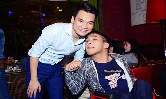 Nhạc sỹ Vũ Quốc Hùng chụp ảnh cùng ca sỹ Khắc Việt.