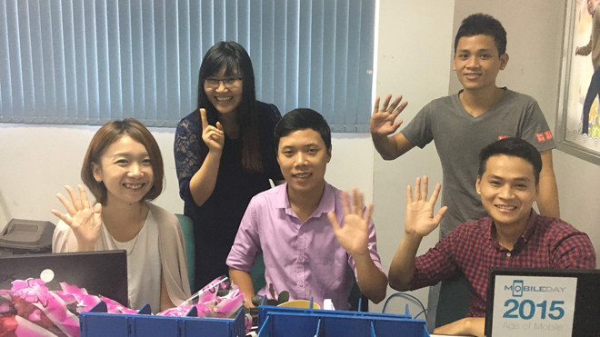 Enomoto Kaori (ngoài cùng bên trái) cùng nhóm thiết kế trò chơi của Cty Hanel Software. Ảnh: Hà Thanh.