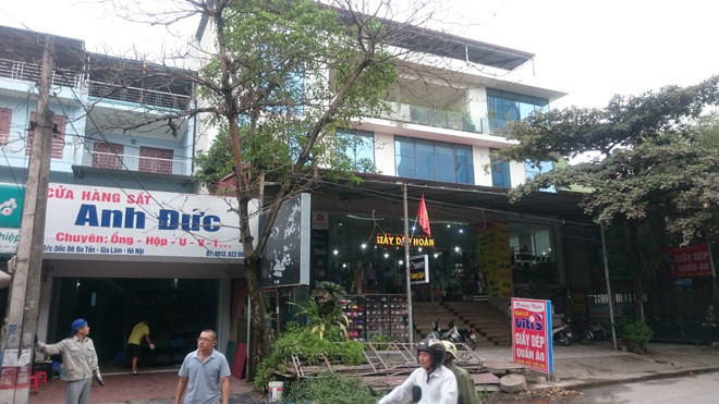 Nhiều công trình vi phạm cùng tồn tại nhưng chỉ riêng cửa hàng Anh Đức bị UBND xã Đa Tốn ra quyết định cưỡng chế.