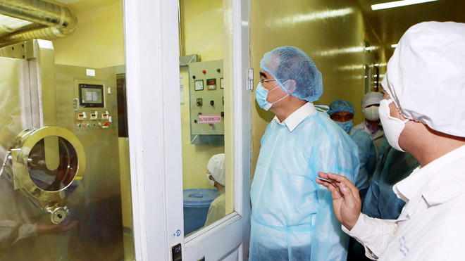 Ông Nguyễn Thiện Nhân kiểm tra, giám sát tại Cty Cổ phần Traphaco. Ảnh: TTXVN.