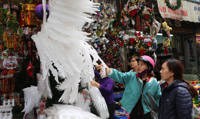 Không khí Giáng sinh 2016 tại Hà Nội. Ảnh: Như Ý.