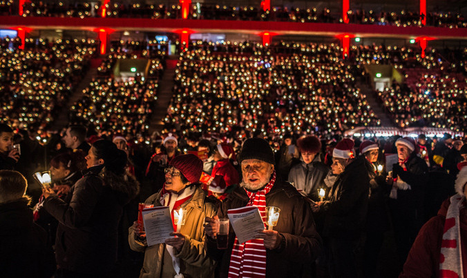 Sân vận động của CLB Union Berlin chật kín người tham dự lễ mừng Giáng sinh 2016. Ảnh: New York Times.