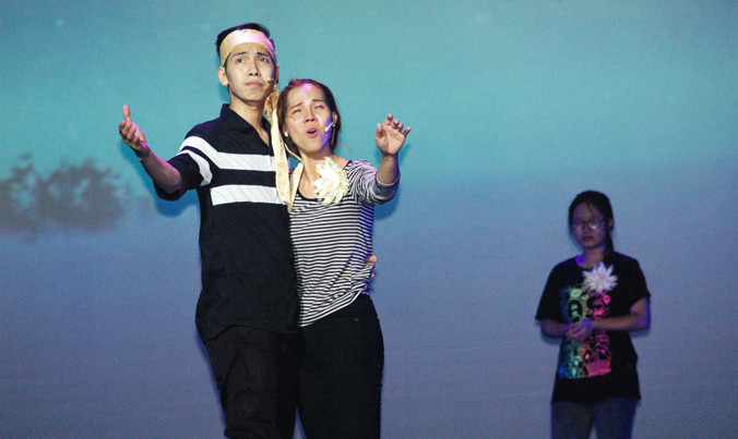 Các ca sĩ kiêm diễn viên đang tích cực tập vở Chuyện tình nàng Giáng Hương. Ảnh: T.N.A.