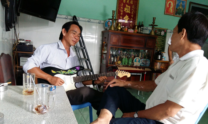 Anh em yêu bộ môn đờn ca tài tử tới quán ông Bằng tập đàn, hát.