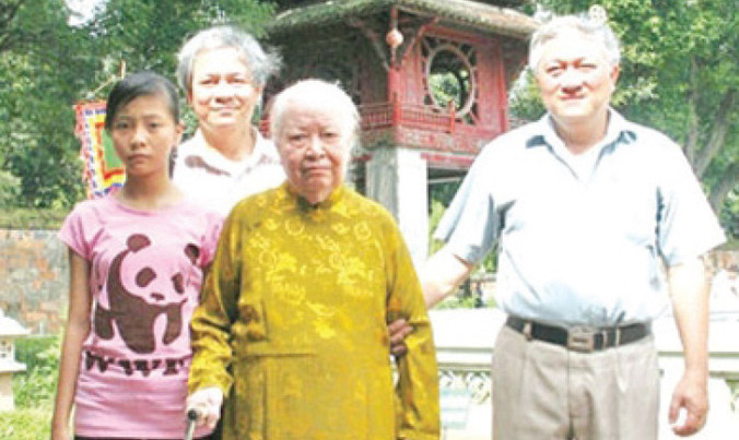 Cụ bà Trịnh Văn Bô tại Văn Miếu Quốc Tử Giám. Ảnh: Xuân Ba.