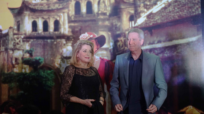 Minh tinh Catherine Deneuve và đạo diễn Régis Wargnier giao lưu với khán giả trước khi chiếu “Đông Dương” bản 4D ở Trung tâm Chiếu phim Quốc gia, 2/11. Ảnh: Toan Toan.