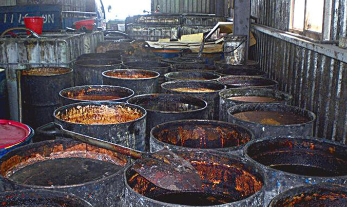 Một xưởng tái chế dầu cống rãnh bị phát hiện ở Trung Quốc.