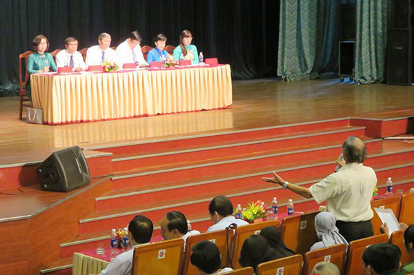 Ông Đinh Thế Huynh và các đại biểu thuộc Đoàn ĐBQH TP Đà Nẵng tiếp xúc cử tri. Ảnh: infonet 