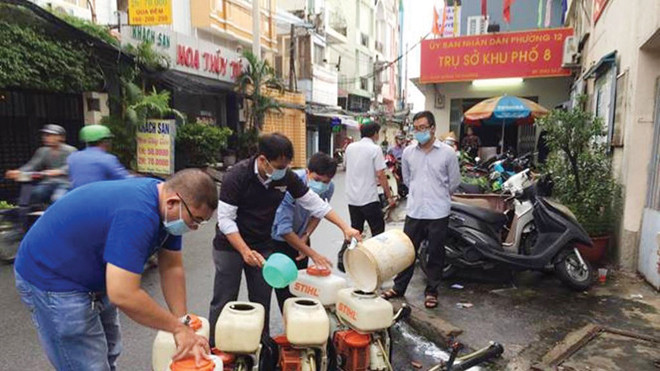 Phun hóa chất diệt muỗi tại quận 10, TPHCM. Ảnh: Quốc Ngọc.
