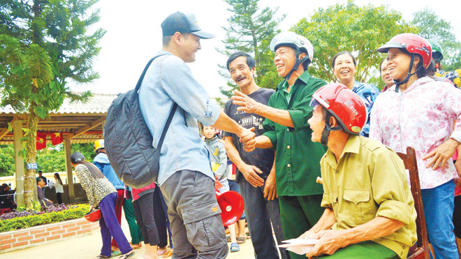 MC Phan Anh với người dân Quảng Bình trong đợt lũ lụt vừa qua.