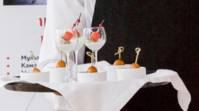 Nhân viên hầu bàn thi chạy