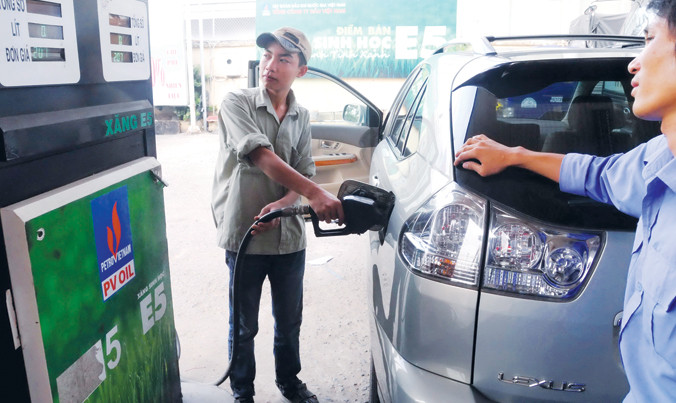 Theo đại diện nhiều doanh nghiệp xăng dầu đầu mối, cần nhiều cơ chế hơn nữa mới khuyến khích doanh nghiệp và người dân sử dụng xăng E5. Ảnh: Hồng Vĩnh.