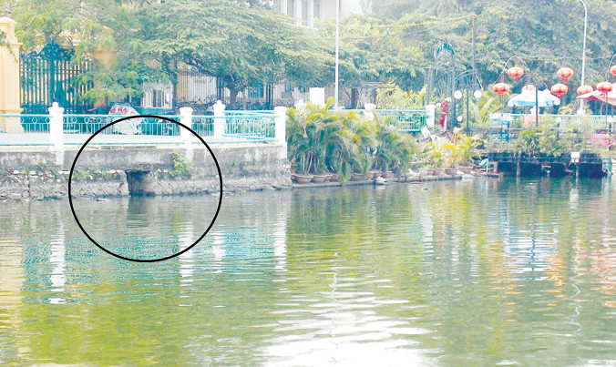 Cống xả thải có đường kính trên dưới 1 mét trên phố Thụy Khuê hàng ngày đang xả thải trực tiếp ra hồ Tây. Ảnh: A. Trọng.