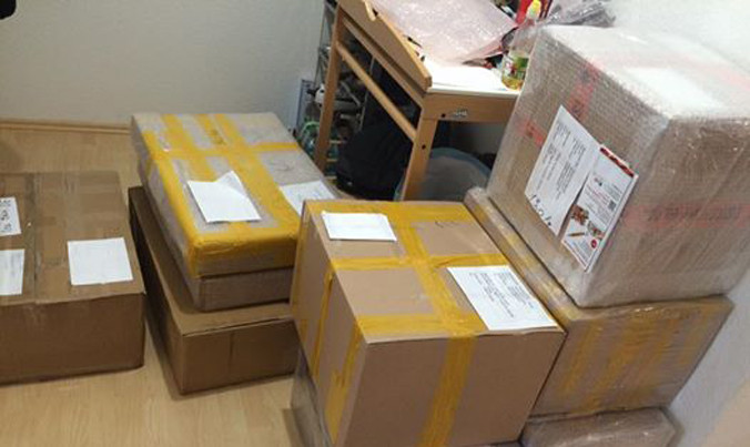 Hàng hóa được chị Phùng Hiền Lương gói ghém cẩn thận để chuyển về Việt Nam.