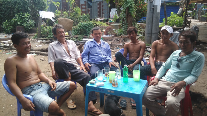 Đội thợ lặn đang trục vớt tàu chìm.