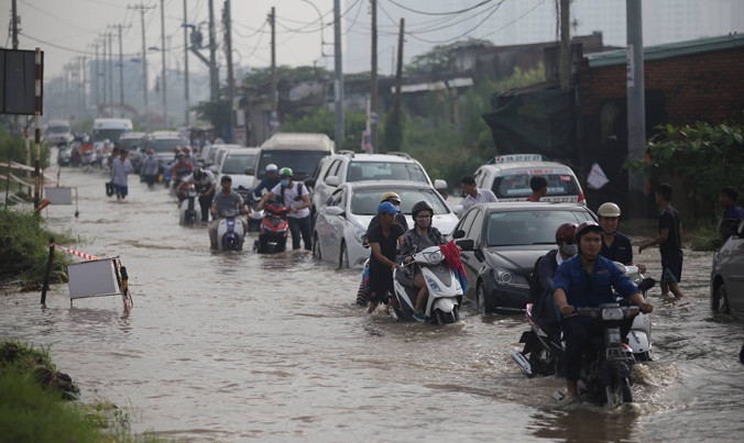 Xe chết máy hàng loạt trên đường Lương Đình Của, quận 2. Ảnh: Ngô Bình.