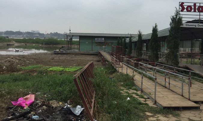 Nhếch nhác cầu cảng vào bến Chương Dương.