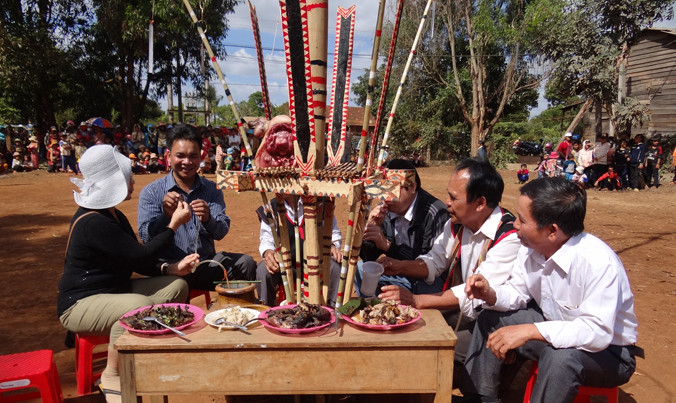 Rượu cần trong lễ cúng của người Xê đăng.