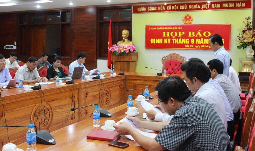 Quang cảnh buổi họp báo chiều ngày 3/10 tại UBND tỉnh