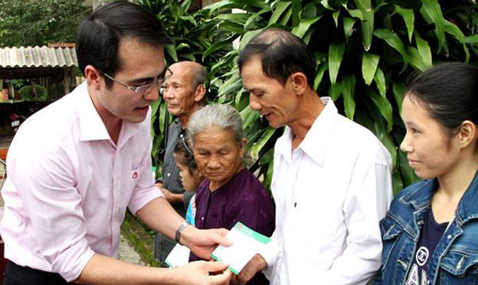 Ngoài trao quà cứu trợ, NHCSXH sẽ khoanh nợ, cấp thêm vốn để người dân ổn định sản xuất.