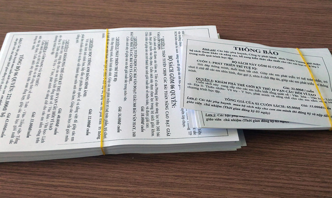 Tập tờ thông báo chào mời mua sách mà các trường nhận được.