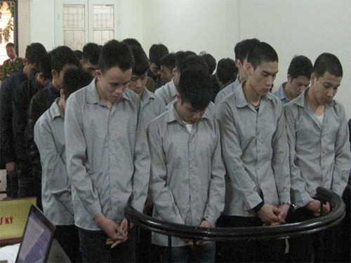 23 bị cáo trong phiên xử. Ảnh: BH