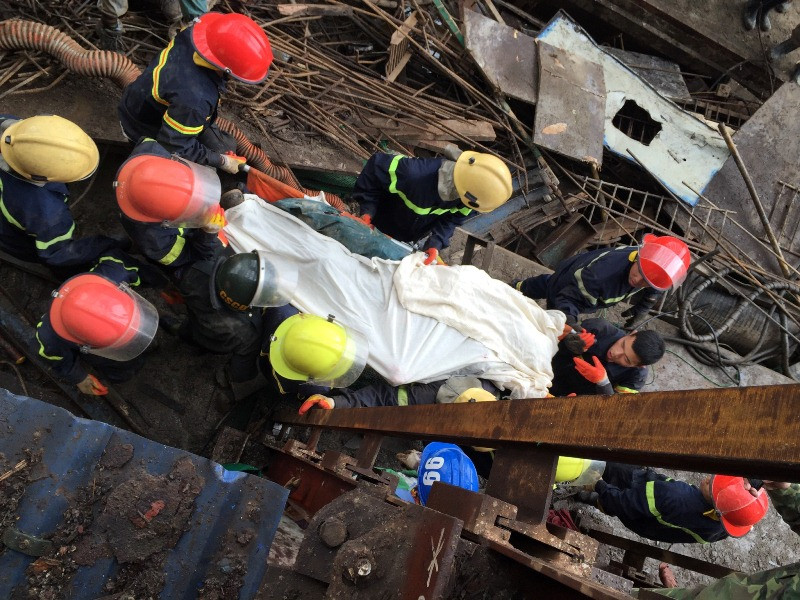 Lực lượng chức năng đưa nạn nhân tử vong ra khỏi hiện trường trong vụ sập dàn giáo tại Formosa ngày 25/3 làm 13 người chết, 29 người bị thương. 