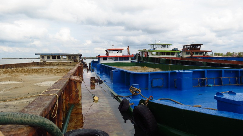 Sà lan khai thác cát trái phép tại sông Mỏ Nhát bị cơ quan chức năng bắt giữ.