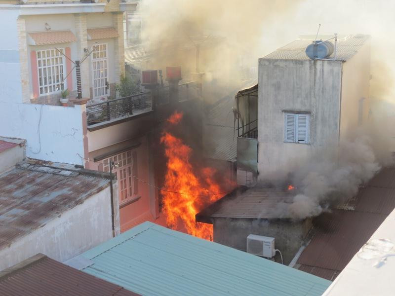 Ngọn lửa bùng cháy dữ dội.