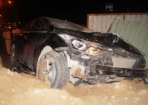 Ôtô đè bẹp nạn nhân dưới đống đất cát. Ảnh: Nguyệt Triều/ VnExpress