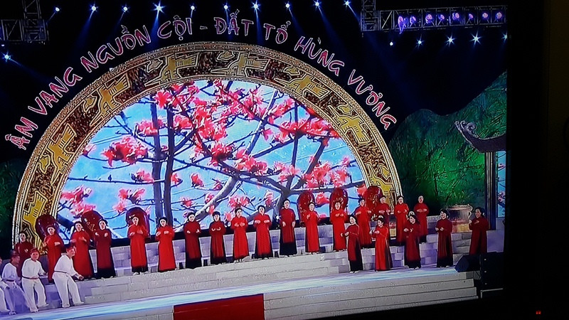 Lễ hội Đền Hùng 2015: Xoan ghẹo và pháo hoa làm mãn nhãn du khách