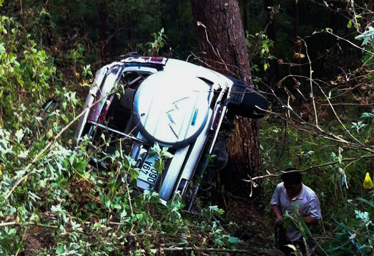 Hiện trường ô tô rớt xuống vực 