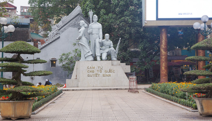 Nhiều đại biểu đề xuất, trong khi xây mới tượng đài khác, nên di dời tượng đài Cảm tử cạnh Hồ Gươm. Ảnh: T.Toan