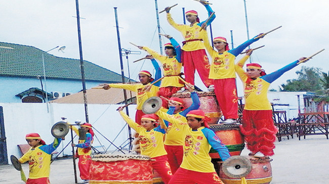 Lê Yến Quyên (đứng trước đánh trống) cùng đồng đội lân sư rồng