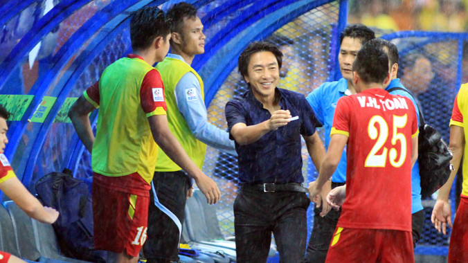 Vui với việc các học trò ghi bàn song HLV Miura (giữa) vẫn chưa yên tâm với chiến thắng trận lượt đi. Ảnh: VSI