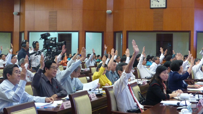 Biểu quyết thông qua thu phí sử dụng đường bộ xe máy nhưng nhiều đại biểu vẫn còn băn khoăn, lo lắng.