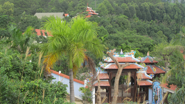 Những công trình xây dựng không phép, trái phép trên rừng cấm Hải Vân. Ảnh: PV