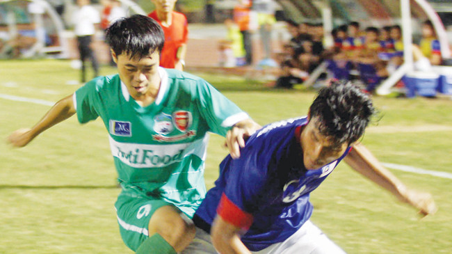  Bầu Đức mong các cầu thủ U19 HA.GL (trái) được bảo vệ khi tham dự V.League 2015. Ảnh: T.Vũ