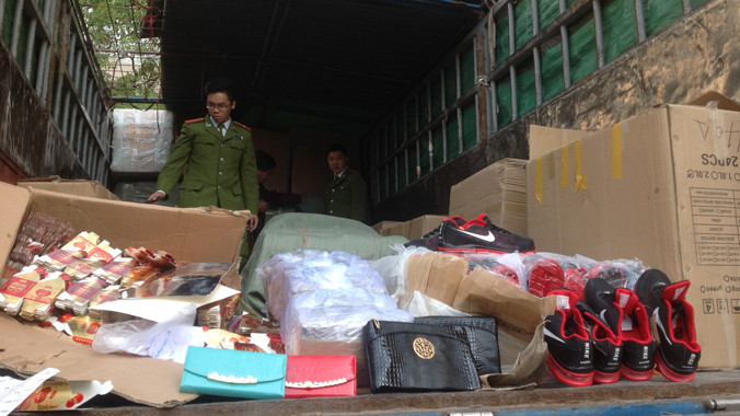 Kiểm tra hàng hóa trên các xe tải