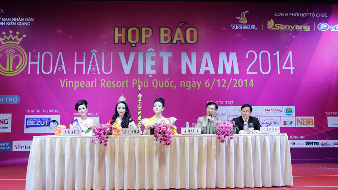 Từ phải sang trái: Nhà báo Lê Xuân Sơn - Tổng biên tập báo Tiền Phong, Trưởng ban tổ chức Hoa hậu Việt Nam 2014; Tiến sĩ, Nhà thơ Lê Cảnh Nhạc - Trưởng ban giám khảo Hoa hậu Việt Nam 2014; Á hậu 1 Nguyễn Trần Huyền My, Hoa hậu Việt Nam 2014 Nguyễn Cao Kỳ 