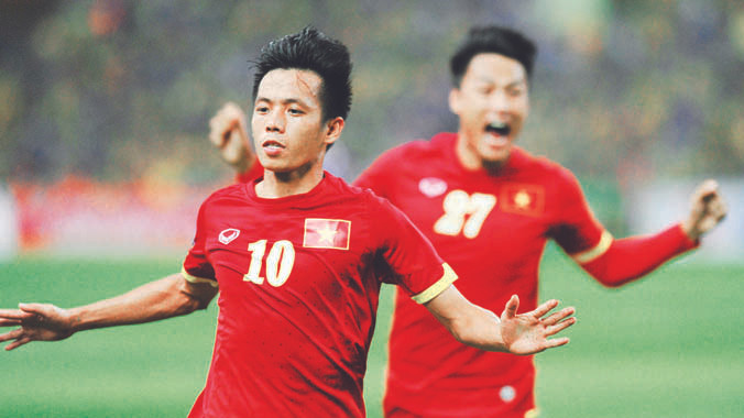 Văn Quyết tiếp tục thể hiện duyên ghi bàn vào lưới tuyển Malaysia với bàn ấn định chiến thắng 2-1 tối qua. Ảnh: Quang Trung