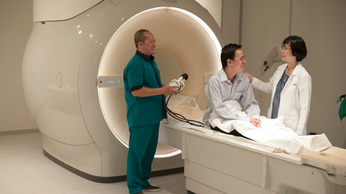 Thái độ phục vụ là một trong những yếu tố quyết định sự tồn tại của bệnh viện gắn “sao”. Ảnh: L.N