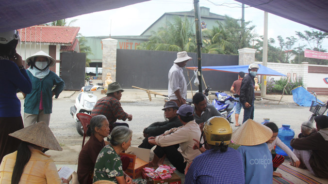 Người dân bao vây Nhà máy thép Việt - Pháp để phản đối tình trạng ô nhiễm